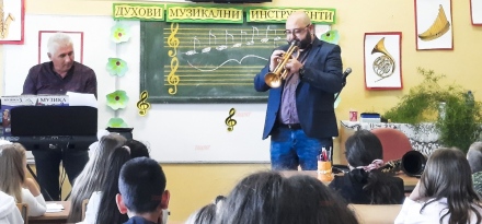Музикантът Кирил Македонски: Полезно е за децата професионални музиканти да влизат в училищата
